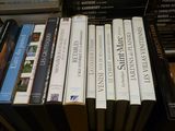 un grand nombre de livres empilés les uns sur les autres