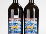 deux bouteilles de vin posées l'une à côté de l'autre sur une table