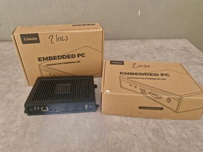 une image montrant un boîtier de PC embarqué à côté d'un autre boîtier de PC embarqué