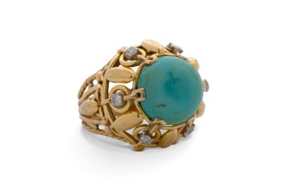 un gros plan d'une bague sertie d'une turquoise entourée de diamants