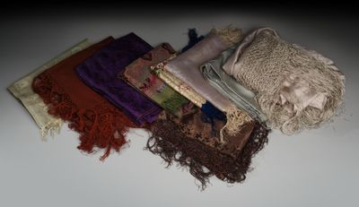 plusieurs types de foulards différents disposés sur une table