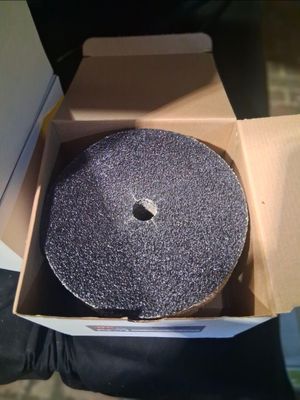 une boîte contenant un disque, posée sur une table