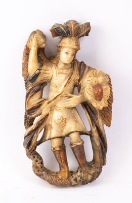 figurine en ivoire sculptée représentant un homme tenant un bouclier et un bouclier