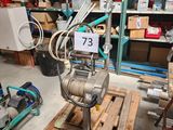 une machine posée sur une palette dans un entrepôt