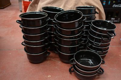 beaucoup de tasses qui traînent par terre