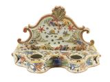 une photo d'un banc décoratif en porcelaine