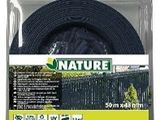 un tuyau d'arrosage noir dans un emballage, sur fond blanc