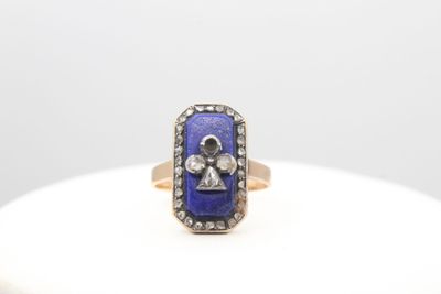 Bague en or rose ornée d'une lapiz centrée d'un as de pique …
