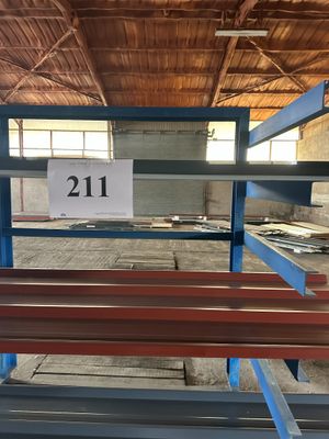 un banc en bois au milieu d'un bâtiment