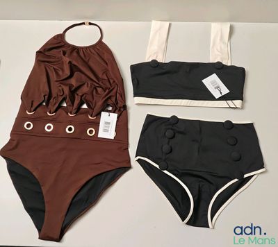 Deux maillots de bain sont posés sur une table, à côté d'une paire de sous-vêtements