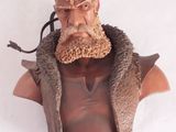 statue d'un homme barbu portant un gilet et des lunettes