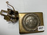 une vieille boucle de ceinture en laiton ornée d'une couronne