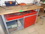 l'image d'un établi sur lequel sont posés des outils