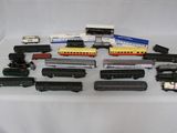 de nombreux types de trains miniatures posés sur une table