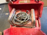 une boîte à outils rouge contenant tout un tas d'outils