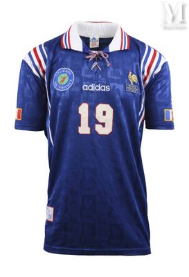 un gros plan sur un maillot de football portant le numéro 19