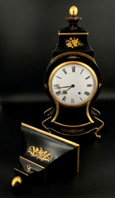 Petite pendule neuchâteloise en bois noirci avec décor en or…