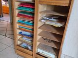 un meuble sur lequel s'entassent de nombreux papiers
