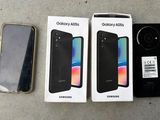 Trois téléphones Samsung Galaxy S10e sont posés les uns à côté des autres sur une table