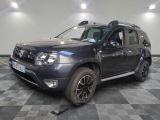 une photo d'une dacia grise garée sur un sol en damier