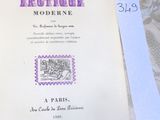 un livre posé sur une table