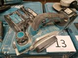 un grand nombre d'outils posés sur une table