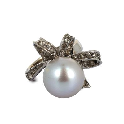 une image représentant une bague en perle blanche et diamants sur fond blanc