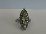 gros plan d'une bague en diamant sur une surface blanche