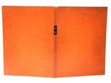 un dossier orange avec une poignée noire sur fond blanc