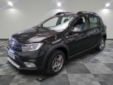 la voiture noire est garée dans le garage sur un sol en damier