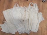 un tas de sous-vêtements par terre, à côté d'une paire de chaussures