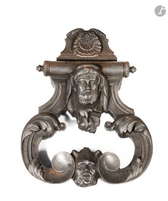 un décapsuleur en argent orné d'une tête de lion