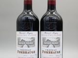 deux bouteilles de vin posées l'une à côté de l'autre sur une table