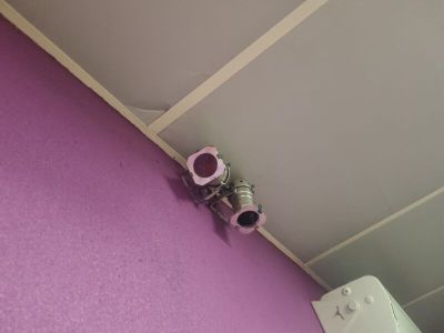 des toilettes et un distributeur de papier toilette dans une salle de bains