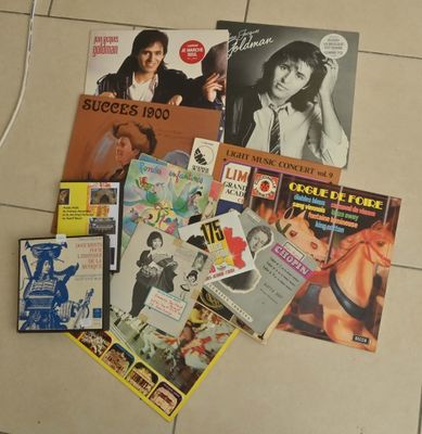une pile de magazines posée par terre à côté d'un ordinateur portable