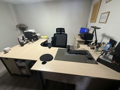 un bureau sur lequel se trouvent un ordinateur portable et un moniteur