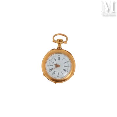 une montre de poche en or avec des chiffres romains sur le cadran
