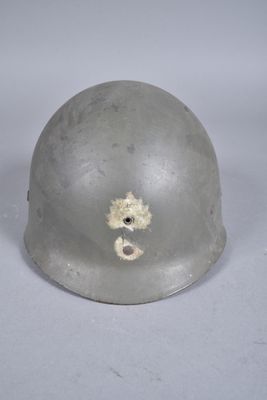 un vieux casque avec un trou au milieu