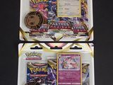 deux paquets de cartes à collectionner Pokémon sur fond noir