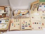 de nombreux types de timbres sur la table