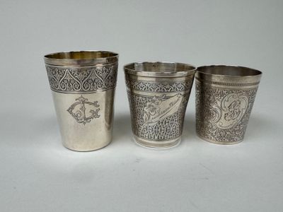 trois coupes en argent ornées de motifs, disposées les unes à côté des autres