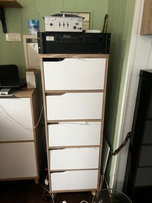 une photo d'une grande armoire dans une pièce