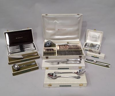 beaucoup d'argenterie dans un coffret sur une table