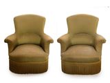 paire de fauteuils de salon rembourrés de couleur beige, ornés de franges
