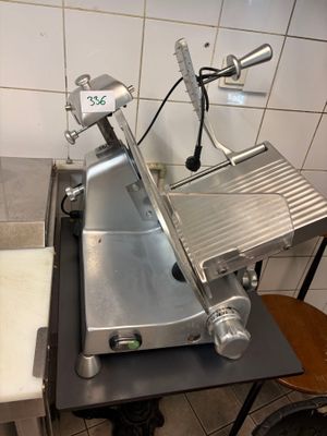 une machine posée sur une table dans une cuisine