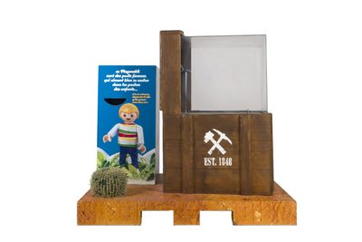 une boîte en bois sur laquelle figure l'image d'un homme tenant un marteau