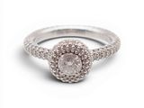 gros plan d'une bague en diamant sur fond blanc