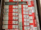 une boîte remplie de cigarettes posée sur une table