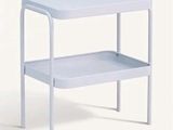 une table blanche surmontée d'une étagère