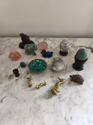une table en marbre sur laquelle sont disposés de nombreux objets divers
